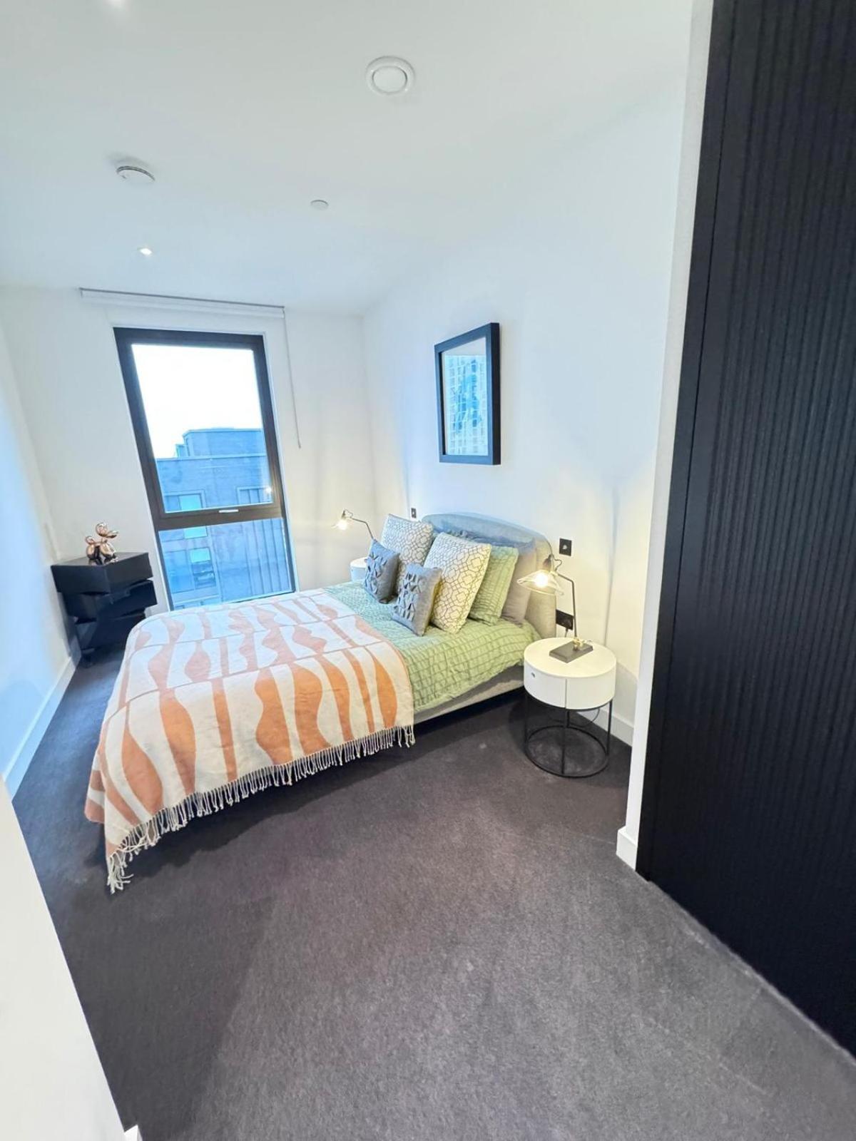 Apartment Stylish Modern 2 Bedroom London
