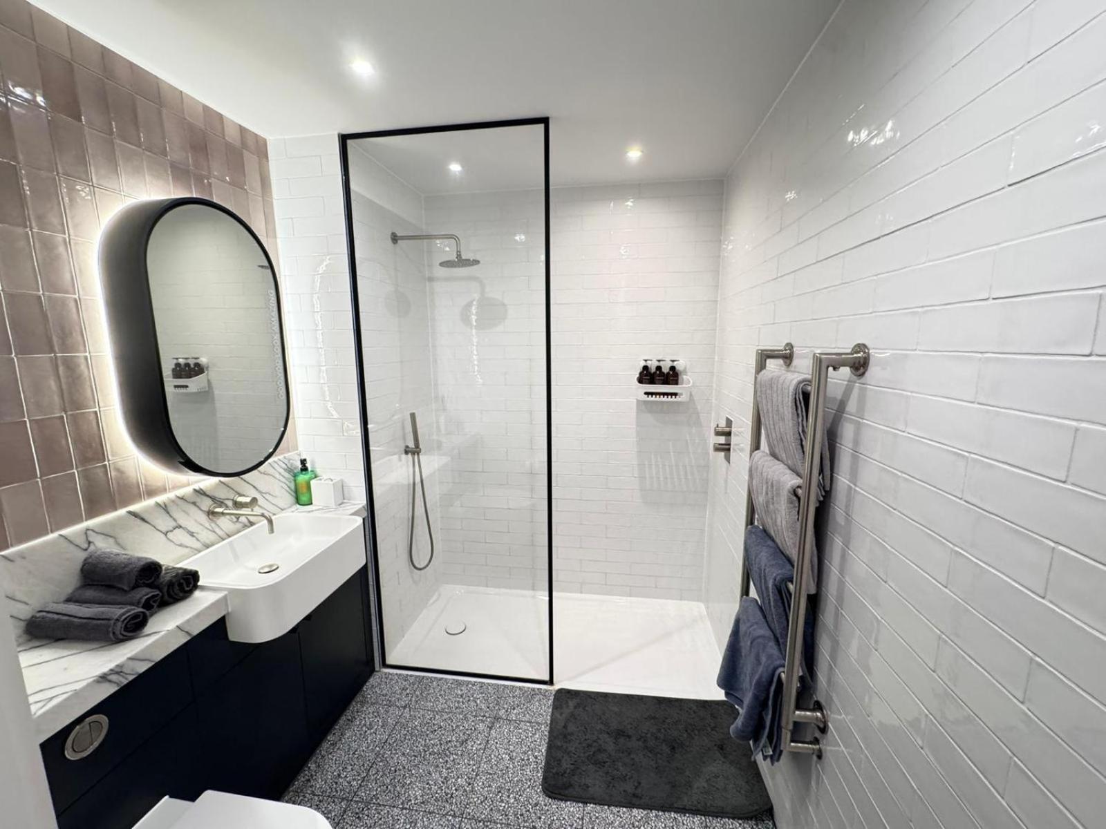 Stylish Modern 2 Bedroom * London