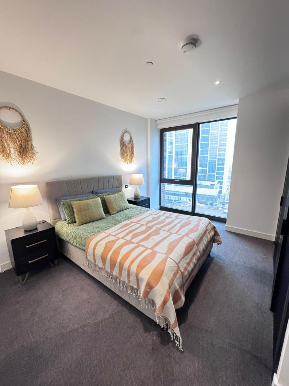 Stylish Modern 2 Bedroom Apartment *